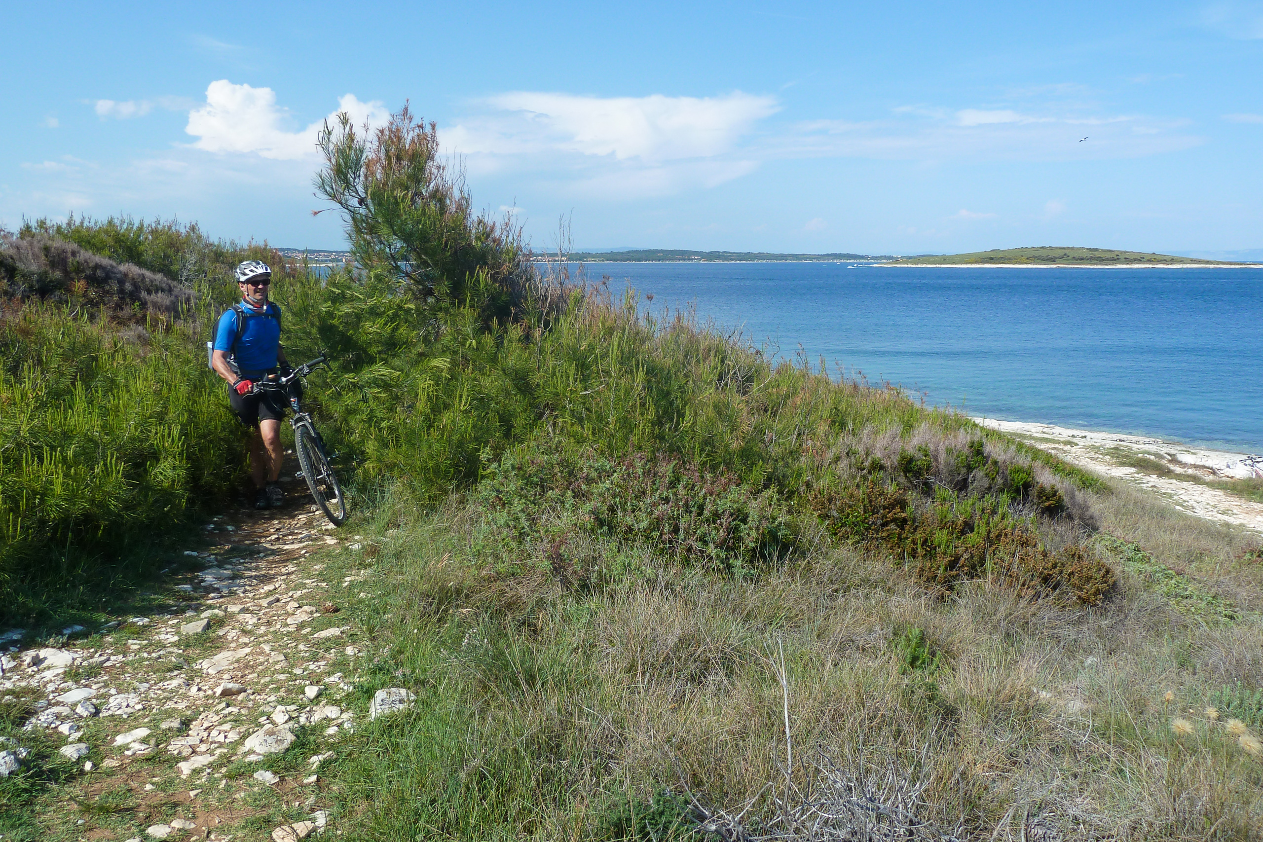 Auf Kamenjak – Radfahrer auf dem Küstenpfad
